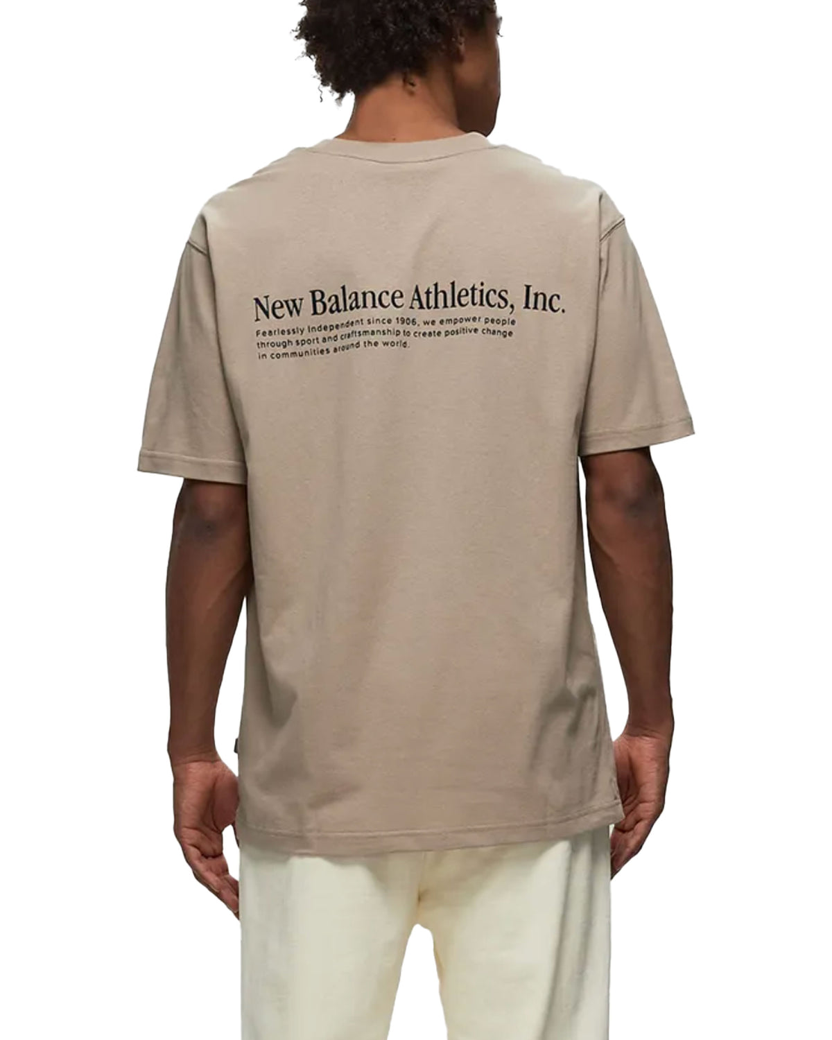 T-Shirt Uomo new Balance Athletics Flocked Relaxed Tee Beige